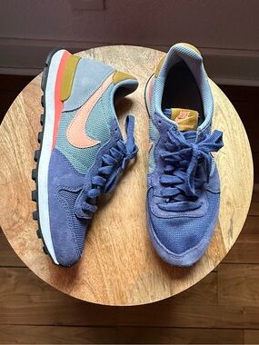 Nike Women's Internationalist shoes in a "Blue Legend/Sunset Glow" Sneakers